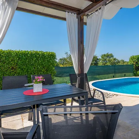 Ugrin, A Cozy And Relaxing Retreat Minutes From The *