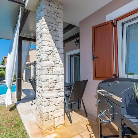 شقة Ugrin, A Cozy And Relaxing Retreat Minutes From The *